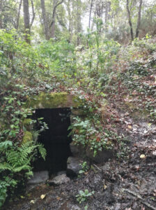 Fontaine, dite Fontaine du Vicaire, située le long du sentier côtier, Plougoumelen Fountain, known as the Vicar's Fountain, located along the coastal path, Plougoumelen